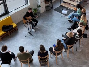 Индивидуальное занятие игры на гитаре в Киеве