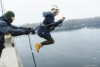 Прыжки с веревкой с Кайдакского моста в Днепре