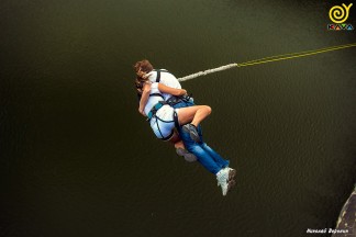 Стрибки з мотузкою з Арочного моста в Запоріжжі