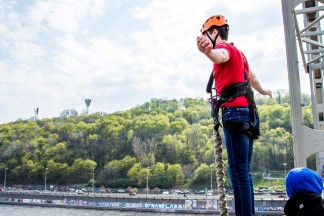 Роуп-джампінг з паркового моста в Києві