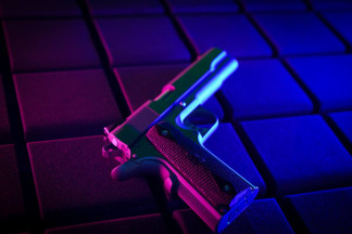 Стрільба з травматичного пістолета в тирі у Києві