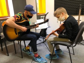 Игра на гитаре во Львове