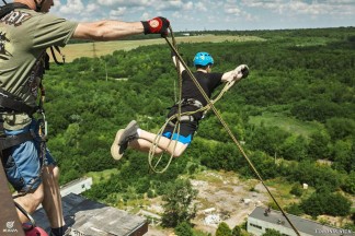 Стрибок з мотузкою з труби 75 метрів в Дніпрі