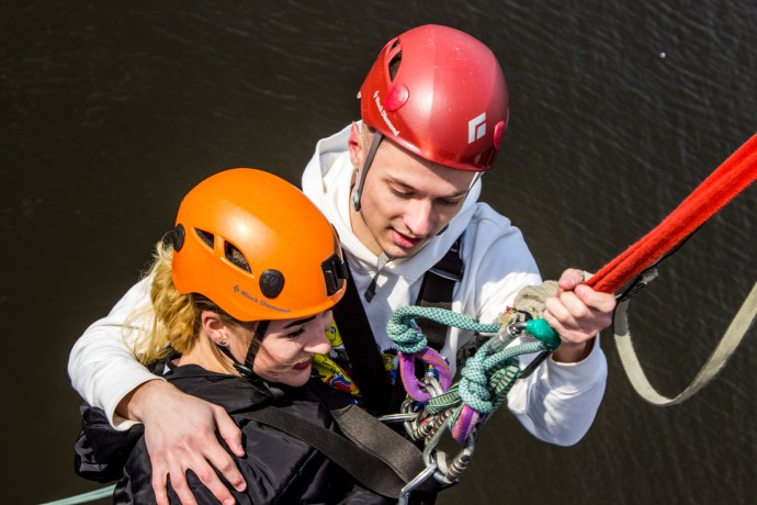 Роуп-джампінг з паркового моста в Києві