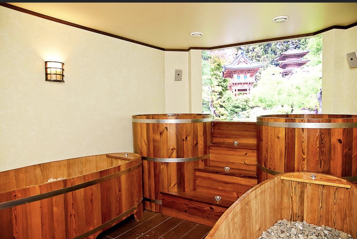 Скрытая баня японии. Общественная японская баня сэнто. Японская баня офуро. Традиционная японская ванна офуро. Японская баня с камнями.