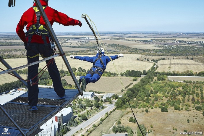 Стрибки з мотузкою з труби 126 метрів в Запоріжжі