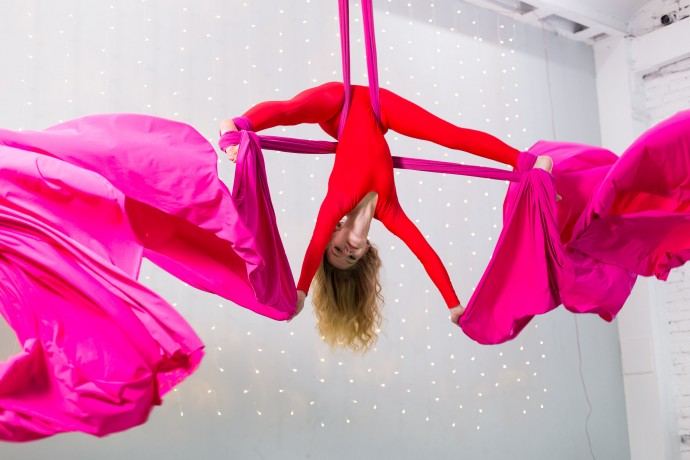 Повітряна акробатика на полотнах