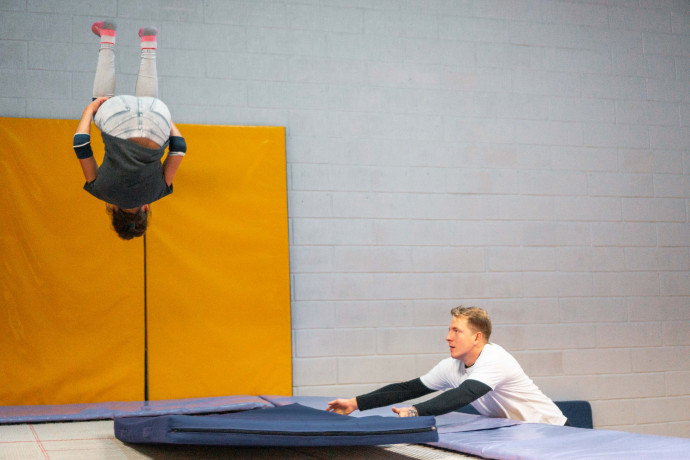 Тренування на батуті для дорослих