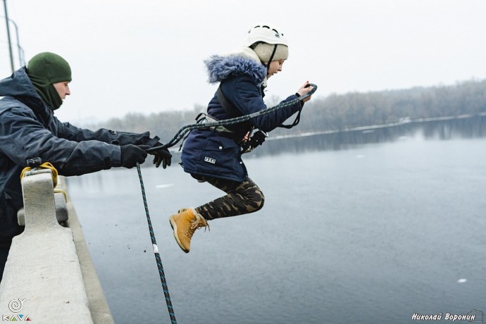 Стрибки з мотузкою з Кайдацького моста в Дніпрі