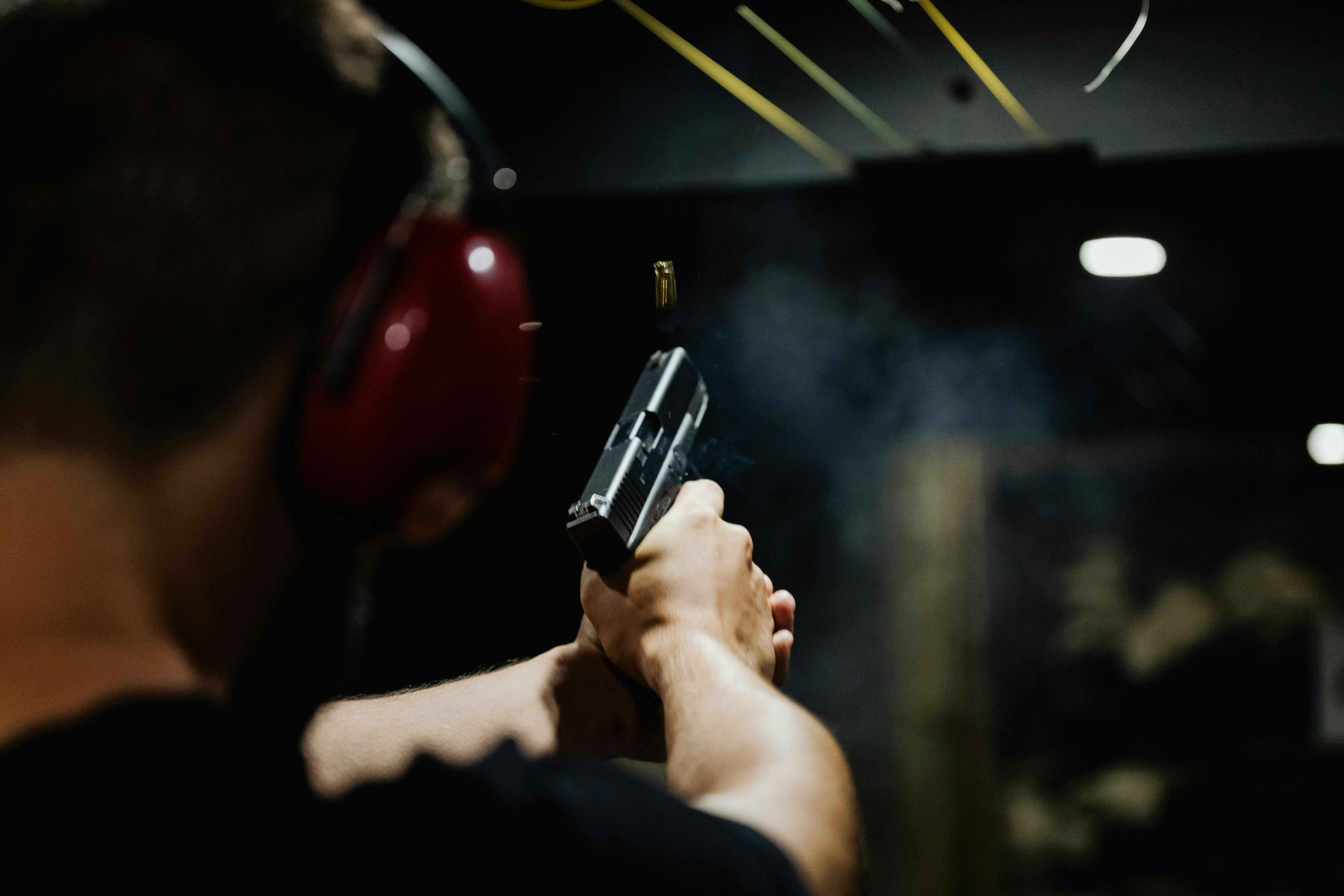 Стрільба з травматичного пістолета в тирі у Києві - фото 1