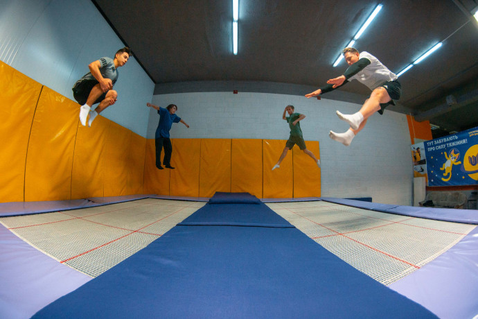 Стрибки на батуті