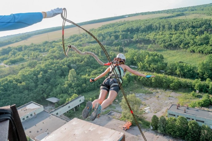 Прыжок с веревкой с трубы 75 метров в Днепре