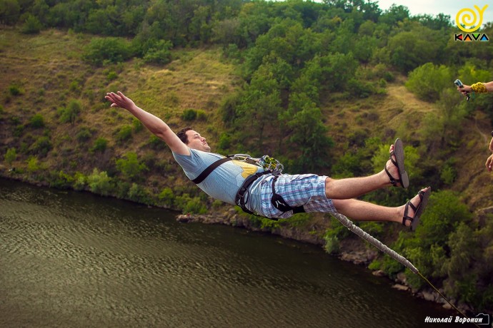 Прыжки с веревкой с арочного моста в Запорожье