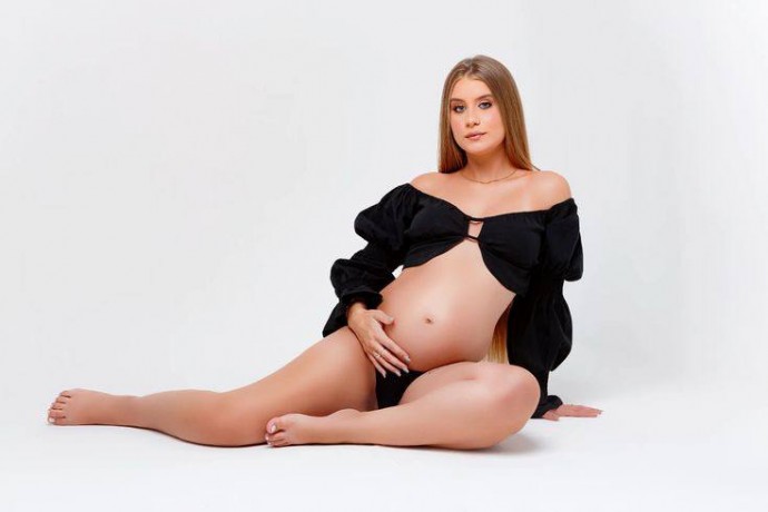 Фотосесія для вагітних в студії + послуги візажиста та стиліста у Черкасах