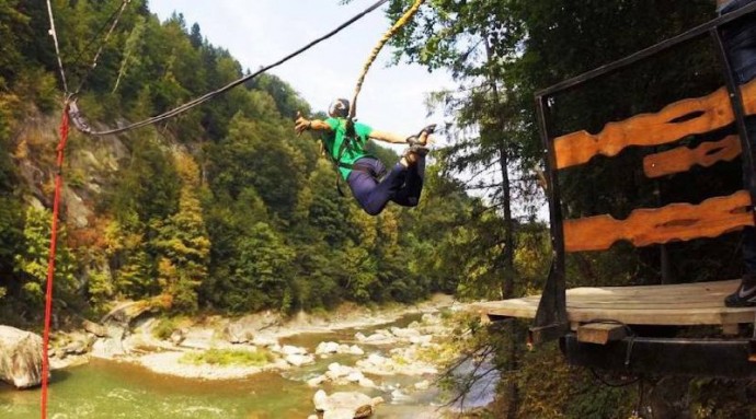 Роуп-джампінг над водоспадом Пробій у Яремче