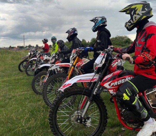 Їзда на мотоциклі біля Рівного