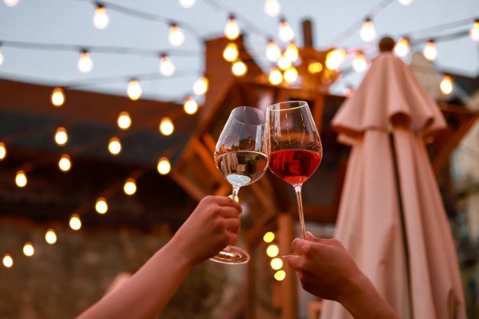 Вечеря для двох у Пструг, хліб та вино у Львові