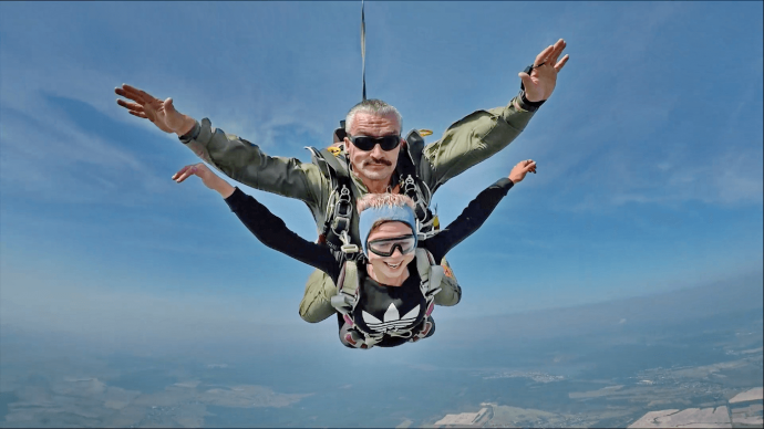 Стрибок з парашутом в тандемі з інструктором від 3000 м у Львові