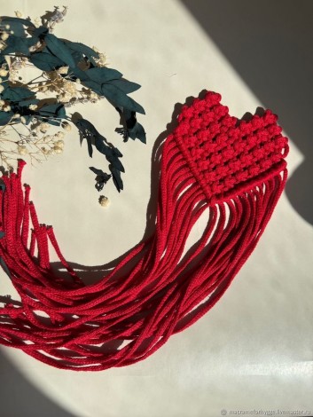 Брошка в техніці макраме