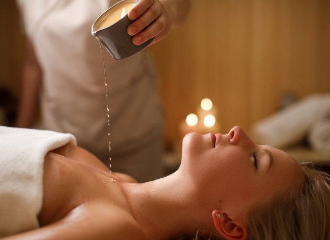 Масаж аромасвічкою