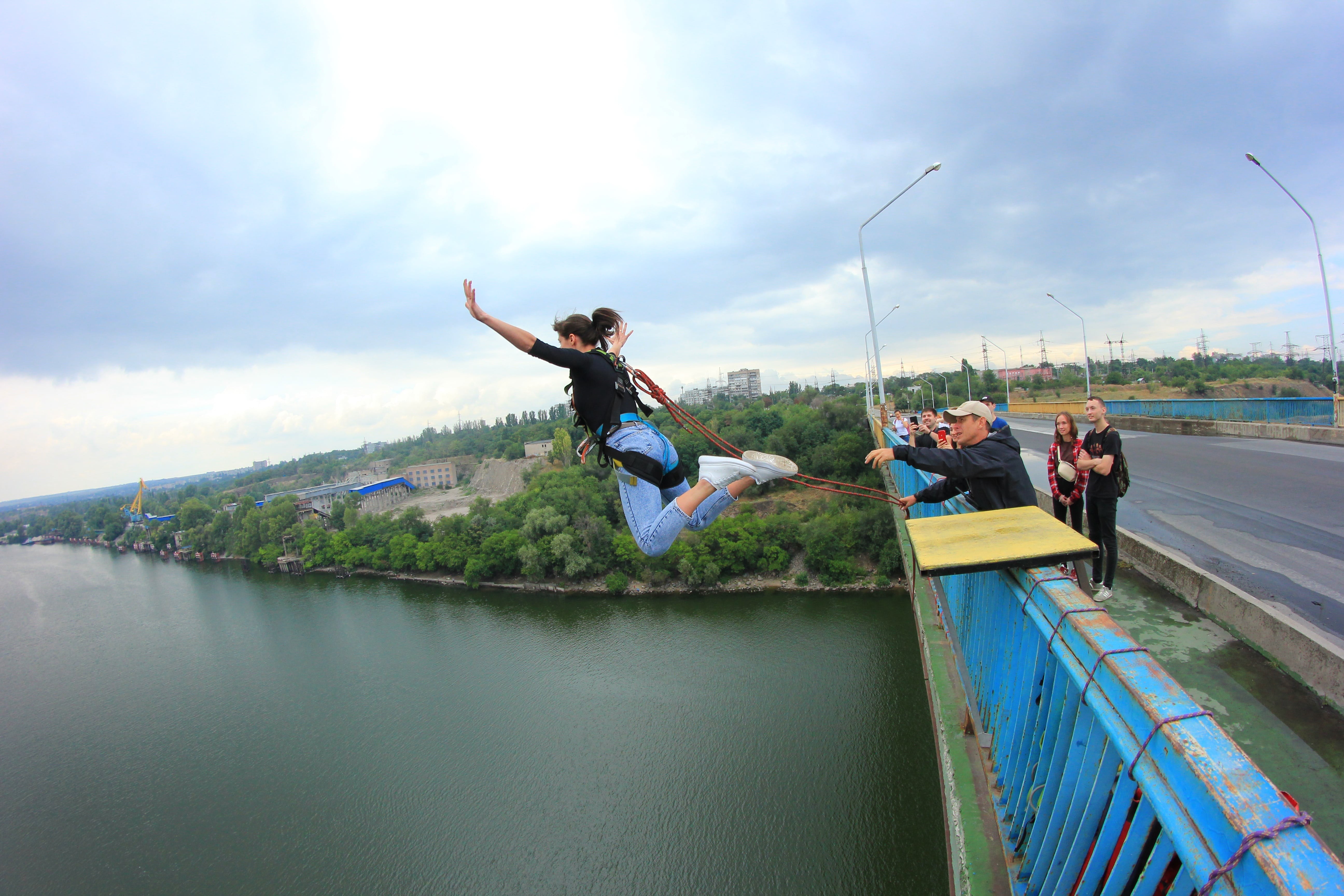 Стрибки з мотузкою з Арочного моста в Запоріжжі - фото 5
