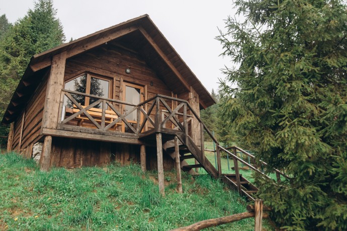 Відпочинок у дерев'яному котеджі в Карпатах