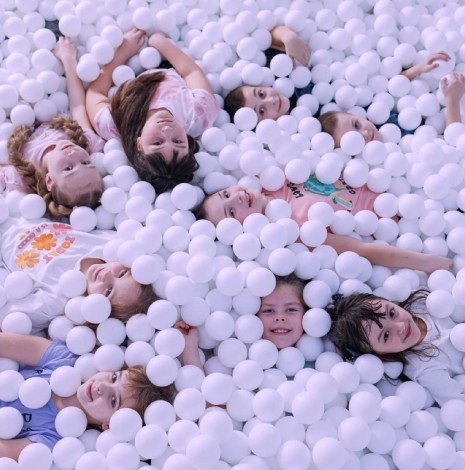 Відпочинок з друзями у сухому басейні у Вінниці