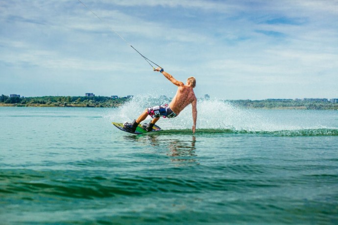 Вейкбординг на канатці на Блакитних озерах