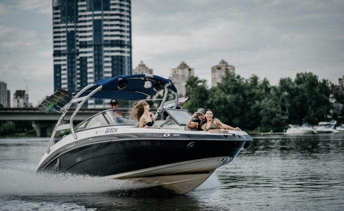 Прогулянка на катері в Києві