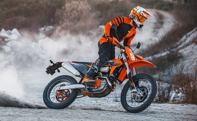 Їзда на мотоциклі біля Львова