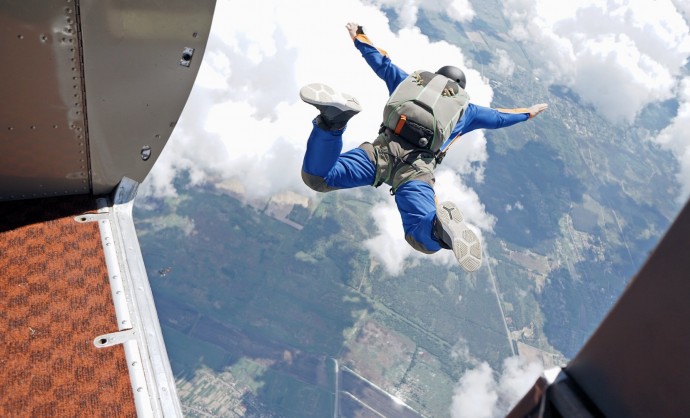 Самостійний стрибок з парашутом біля Києва