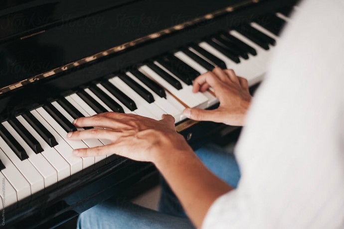 Урок гри на фортепіано у Львові