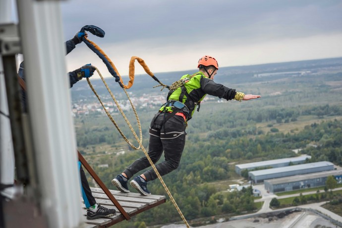 Роуп-джампінг зі 100-метрової труби у Львові
