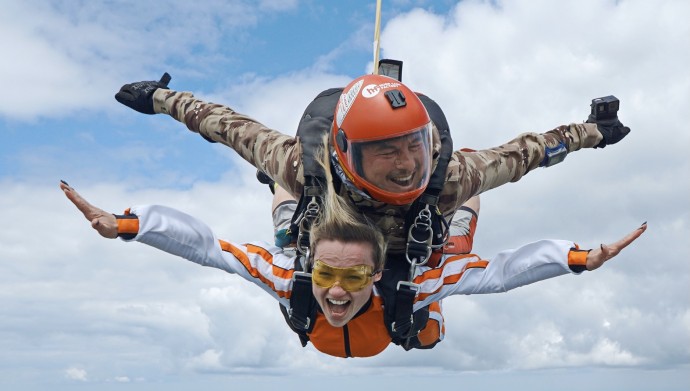 Тандем-стрибок з парашутом біля Києва