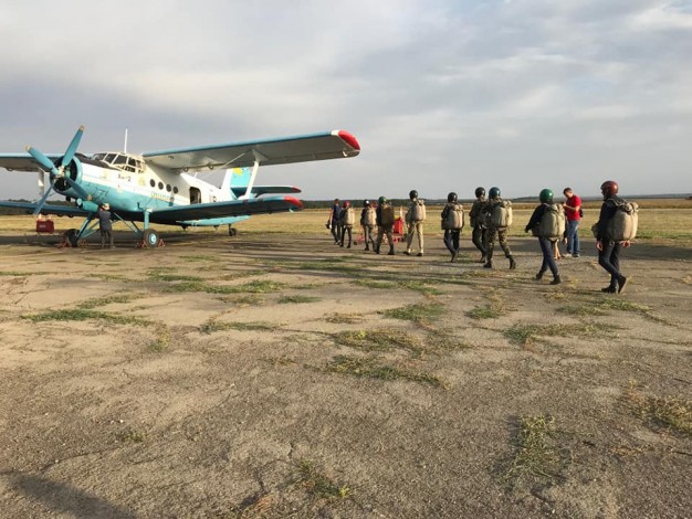 Стрибки з парашутом із куполом, 900 м, сел. Оріхове