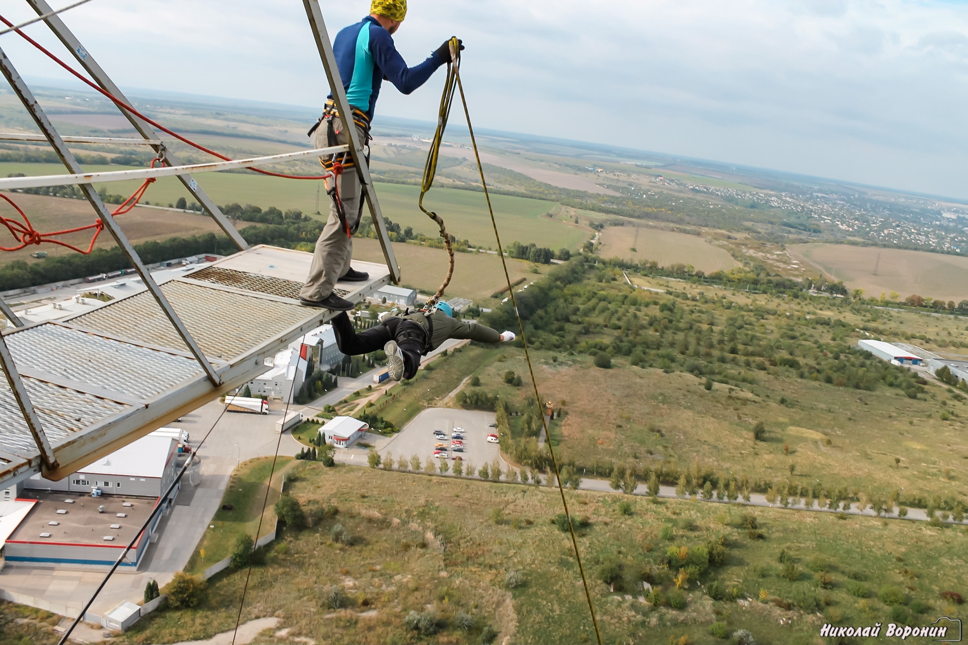 Прыжки с веревкой с трубы 126 метров в Запорожье с КАВА