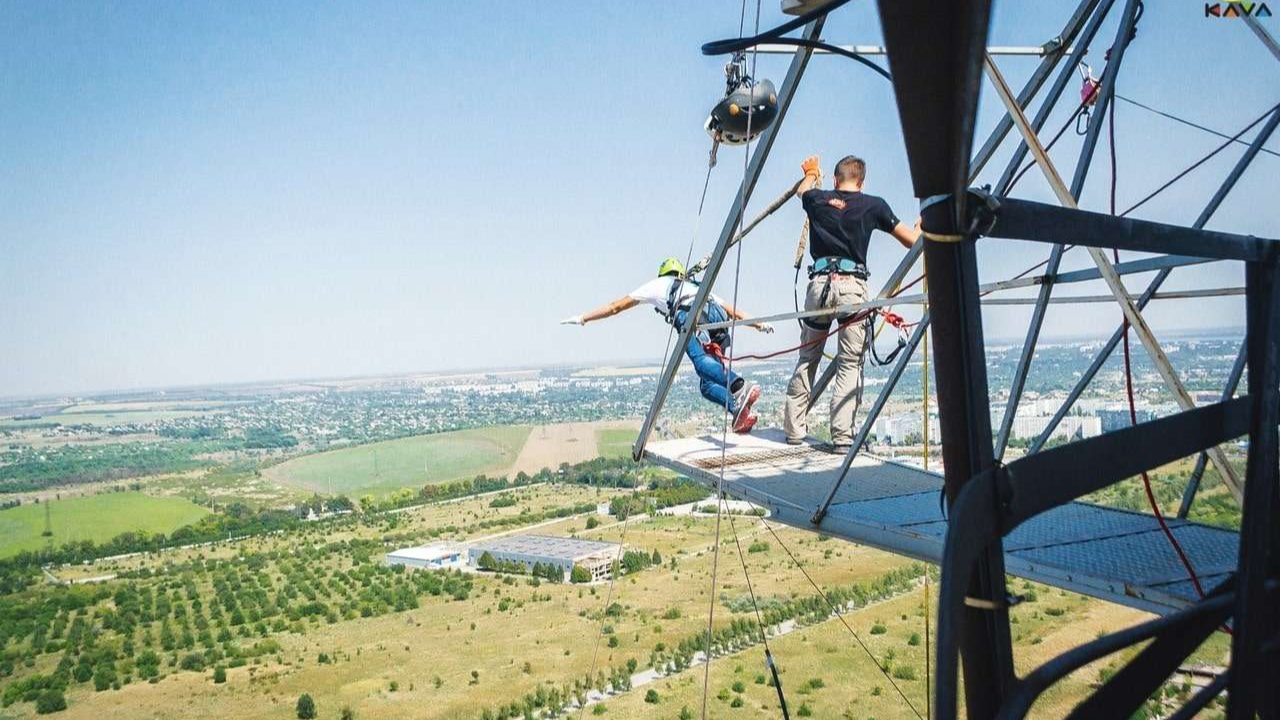 Стрибки з мотузкою з труби 126 метрів